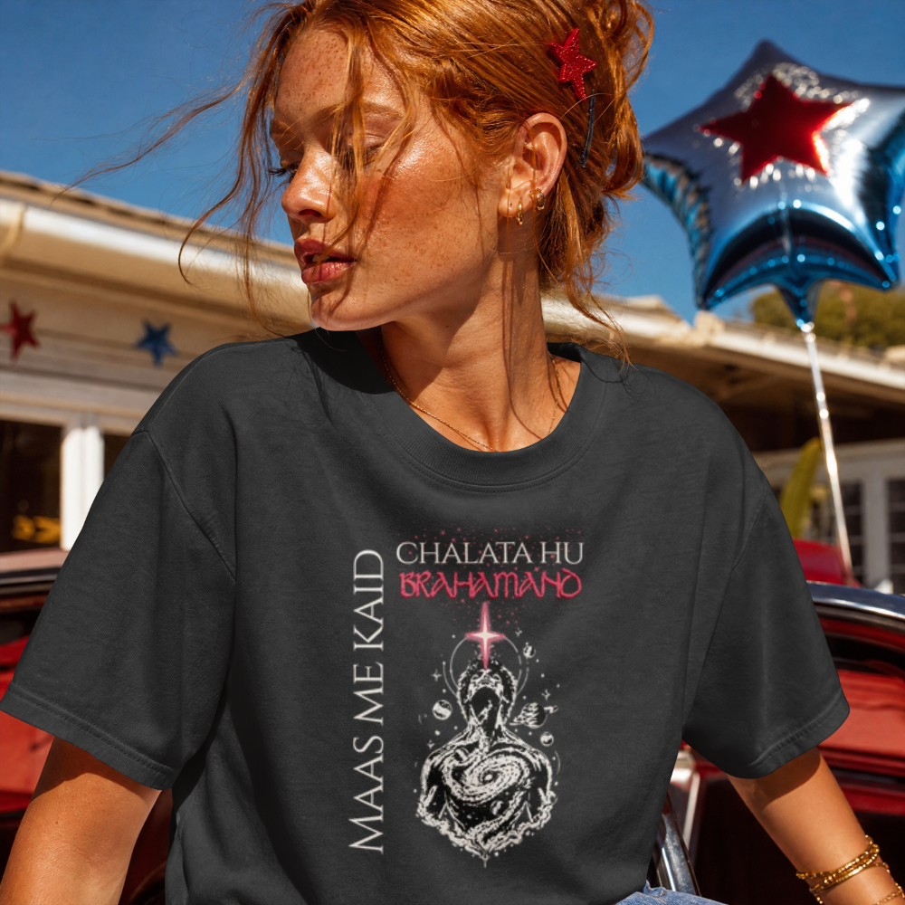 Maas Me Kaid, Chalata hu Brahamand - T-Shirt